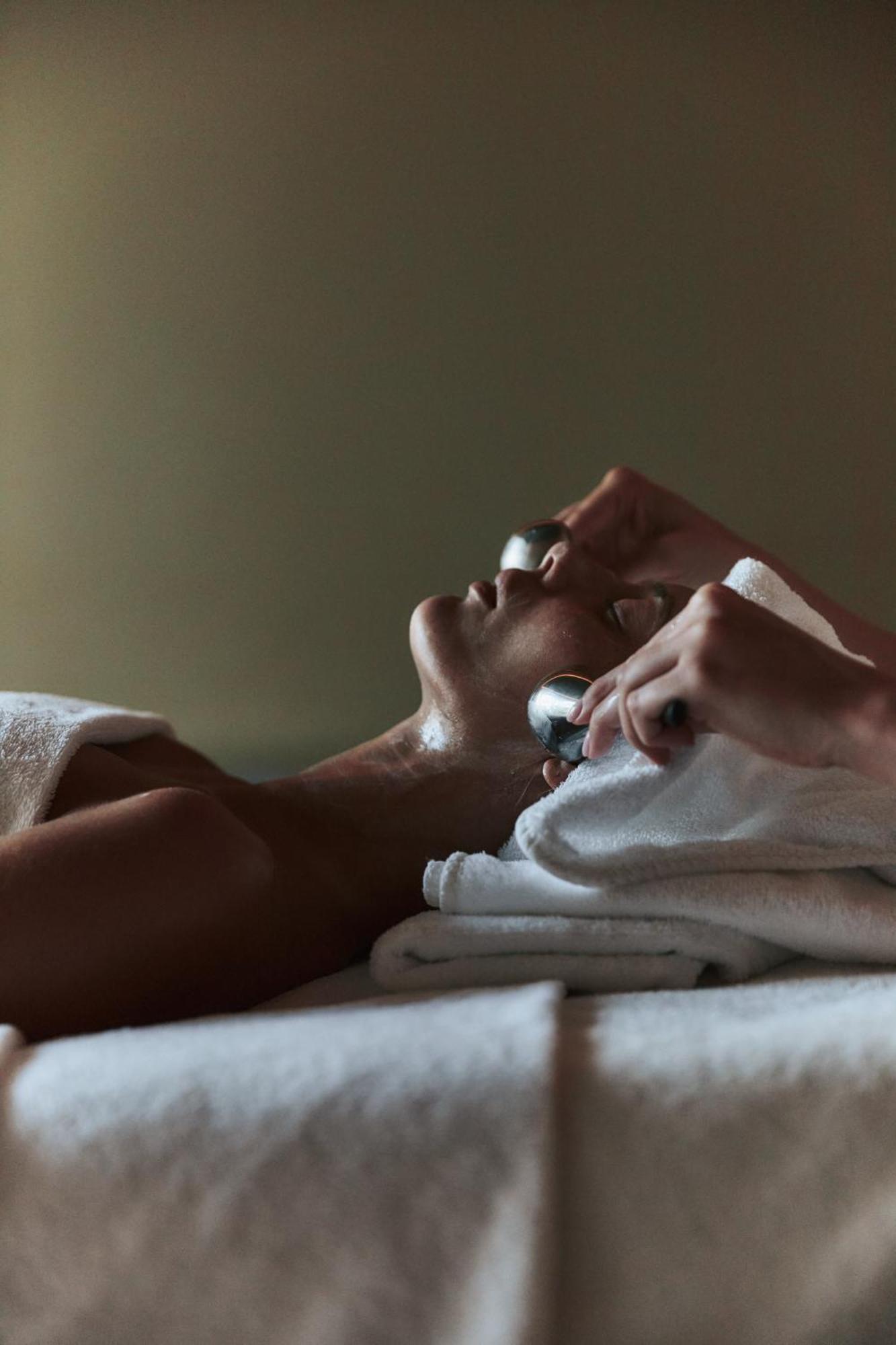 Hotel Plage Palace & Spa Palavas-les-Flots Exterior photo A woman receiving a facial treatment