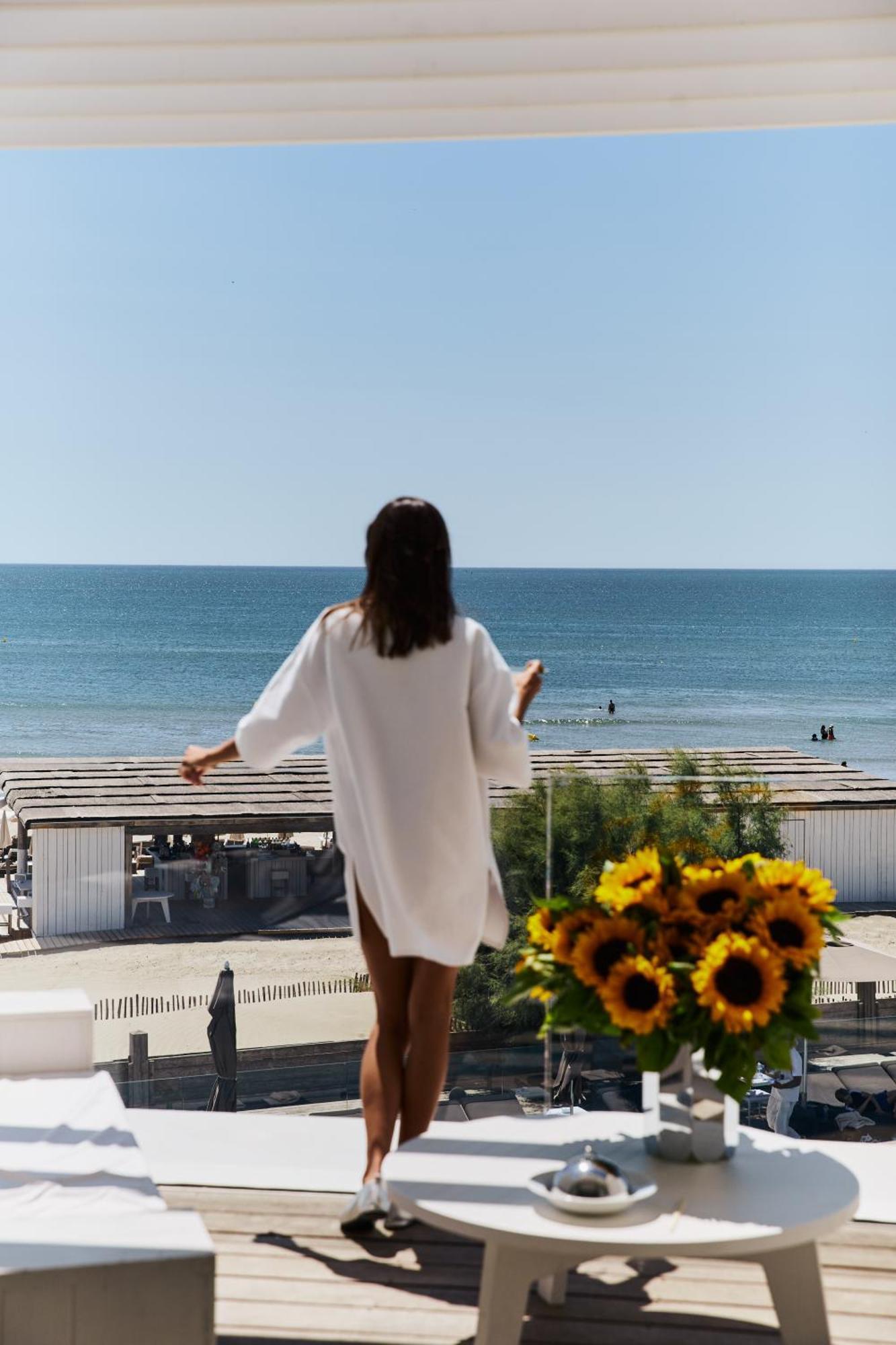 Hotel Plage Palace & Spa Palavas-les-Flots Exterior photo A woman wearing a kaftan